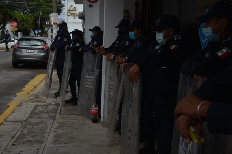 La magistrada presidenta del Tribunal Electoral de Veracruz, Claudia Díaz Tlablada, encabeza la sesión de cómputo del municipio de Chiconamel, en el OPLE, por lo cual elementos de la SSP hicieron presencia en las inmediaciones de dichas oficinas. 