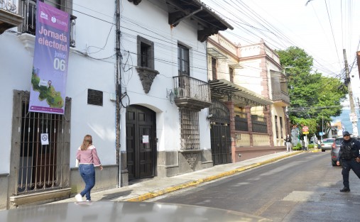 La magistrada presidenta del Tribunal Electoral de Veracruz, Claudia Díaz Tlablada, encabeza la sesión de cómputo del municipio de Chiconamel, en el OPLE, por lo cual elementos de la SSP hicieron presencia en las inmediaciones de dichas oficinas. 