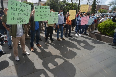 Trabajadores de CMAS Xalapa se manifestaron frente a las oficinas de la dependencia en la Avenida Miguel Alemán, en demanda de implementos de trabajo como: palas, picos, botas de hule, llaves stilson, uniformes, etc., así como mantenimiento a los vehículos. 