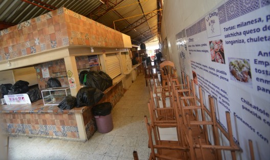 Por segundo día permaneció cerrado el mercado La Rotonda, luego de que fuera fumigado. Algunas personas que no se enteraron llegaron a buscar comida, que en los últimos días es prácticamente lo que se vende ahí. 