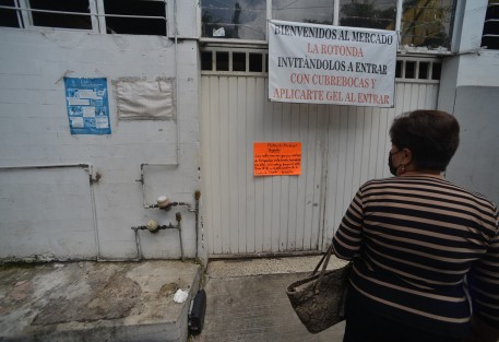 Por segundo día permaneció cerrado el mercado La Rotonda, luego de que fuera fumigado. Algunas personas que no se enteraron llegaron a buscar comida, que en los últimos días es prácticamente lo que se vende ahí. 