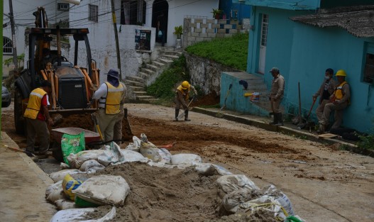 Luego  de que vecinos se manifestaron por la falta de atención por parte de trabajadores de CMAS,  hoy desde las 10 de la mañana reiniciaron los trabajos de introducción de drenaje  de un particular en la calle Agua Dulce, y se comprometieron a  ya no cerrar la circulación de la calle y repavimentar lo dañado.