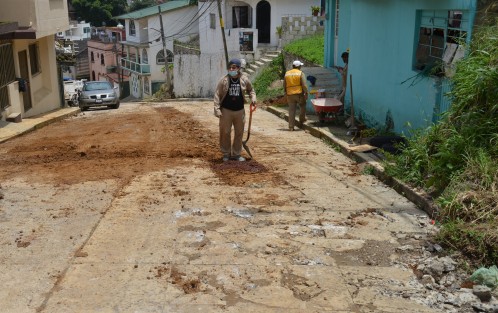 Luego  de que vecinos se manifestaron por la falta de atención por parte de trabajadores de CMAS,  hoy desde las 10 de la mañana reiniciaron los trabajos de introducción de drenaje  de un particular en la calle Agua Dulce, y se comprometieron a  ya no cerrar la circulación de la calle y repavimentar lo dañado.