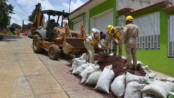 Luego  de que vecinos se manifestaron por la falta de atención por parte de trabajadores de CMAS,  hoy desde las 10 de la mañana reiniciaron los trabajos de introducción de drenaje  de un particular en la calle Agua Dulce, y se comprometieron a  ya no cerrar la circulación de la calle y repavimentar lo dañado.
