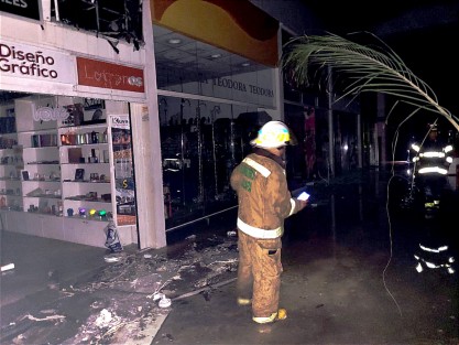 A las 05:00 de la mañana de este viernes 23 de julio, se registró un incendio en el centro comercial de Las Ánimas, ubicado en la zona sur de la ciudad de Xalapa. 
