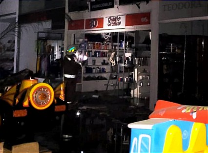Probablemente el incendio comenzó en el área de plafones, será hasta los peritajes cuando se determine qué provocó el siniestro.