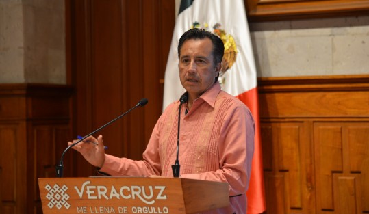 Secretaría de Salud del Gobierno federal confirmó que Veracruz regresará al semáforo epidemiológico naranja, de riesgo alto, debido a que siguen repuntando los casos de COVID-19 y pese a los exhortos del Gobierno del Estado hacia la población para mantener las medidas sanitarias. 