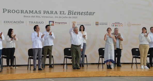 El presidente Andrés Manuel López Obrador, en compañía de su esposa Beatriz Gutiérrez Müller, el gobernador de Veracruz, Cuitláhuac García Jiménez y funcionarios federales, visitó el municipio de Boca del Río para supervisar los programas de bienestar que otorga el gobierno federal a los veracruzanos.