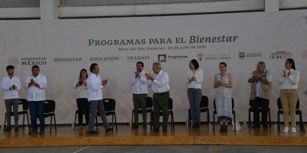 El presidente Andrés Manuel López Obrador, en compañía de su esposa Beatriz Gutiérrez Müller, el gobernador de Veracruz, Cuitláhuac García Jiménez y funcionarios federales, visitó el municipio de Boca del Río para supervisar los programas de bienestar que otorga el gobierno federal a los veracruzanos.