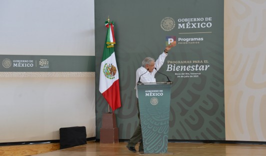 López Obrador adelantó que será ampliado el programa <em>La Escuela es Nuestra</em> en Veracruz, con el que actualmente 6 mil planteles reciben recursos para su mantenimiento, expuso que se deben preparar las aulas para el retorno a clases.