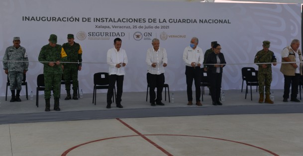 El presidente Andrés Manuel López Obrador, acompañado del gobernador Cuitláhuac García Jiménez inauguró el nuevo cuartel de la Guardia Nacional en la capital del estado. 