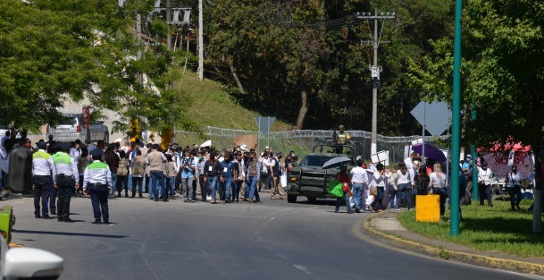 Pese al llamado a no congregarse durante la visita del Presidente de la República en su gira por Xalapa, decenas de personas lo hicieron para compartir sus inconformidades con diferentes asuntos, como las pensiones del IMSS en UMAs o los despidos por outsourcing en el Palacio Legislativo 