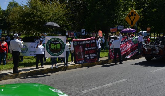 Pese al llamado a no congregarse durante la visita del Presidente de la República en su gira por Xalapa, decenas de personas lo hicieron para compartir sus inconformidades con diferentes asuntos, como las pensiones del IMSS en UMAs o los despidos por outsourcing en el Palacio Legislativo 
