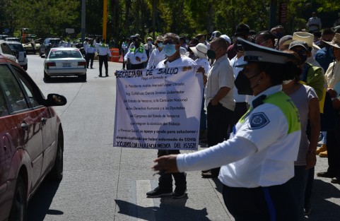 Pese al llamado a no congregarse durante la visita del Presidente de la República en su gira por Xalapa, decenas de personas lo hicieron para compartir sus inconformidades con diferentes asuntos, como las pensiones del IMSS en UMAs o los despidos por outsourcing en el Palacio Legislativo 