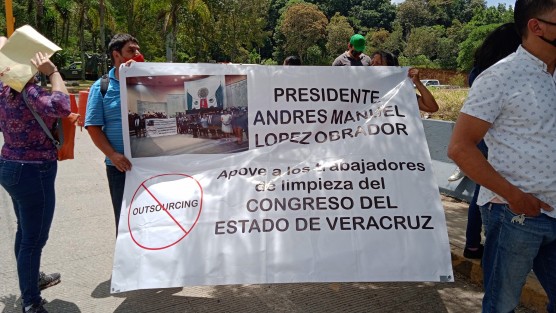 Pese al llamado a no congregarse durante la visita del Presidente de la República en su gira por Xalapa, decenas de personas lo hicieron para compartir sus inconformidades con diferentes asuntos, como las pensiones del IMSS en UMAs o los despidos por outsourcing en el Palacio Legislativo 