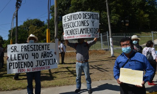 Pese al llamado a no congregarse durante la visita del Presidente de la República en su gira por Xalapa, decenas de personas lo hicieron para compartir sus inconformidades con diferentes asuntos, como las pensiones del IMSS en UMAs o los despidos por outsourcing en el Palacio Legislativo, entre otros.   