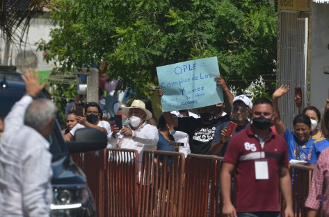 El presidente Andrés Manuel López Obrador, acompañado del Gobernador Cuitláhuac García Jiménez, y funcionarios federales, continuaron la visita al estado de Veracruz, esta vez  a la colonia Arboledas, de la ciudad de Veracruz, donde enfatizó en que no sólo se debe atender el centro y malecón, sino también las colonias populares; inauguraron un parque en dicha colonia.