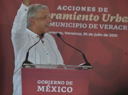 El presidente Andrés Manuel López Obrador, acompañado del Gobernador Cuitláhuac García Jiménez, y funcionarios federales, continuaron la visita al estado de Veracruz, esta vez  a la colonia Arboledas, de la ciudad de Veracruz, donde enfatizó en que no sólo se debe atender el centro y malecón, sino también las colonias populares; inauguraron un parque en dicha colonia.