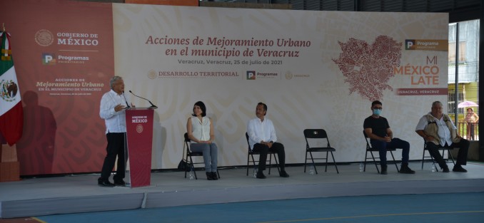 El presidente Andrés Manuel López Obrador, acompañado del Gobernador Cuitláhuac García Jiménez, y funcionarios federales, continuaron la visita al estado de Veracruz, esta vez  a la colonia Arboledas, de la ciudad de Veracruz, donde enfatizó en que no sólo se debe atender el centro y malecón, sino también las colonias populares; inauguraron un parque en dicha colonia.