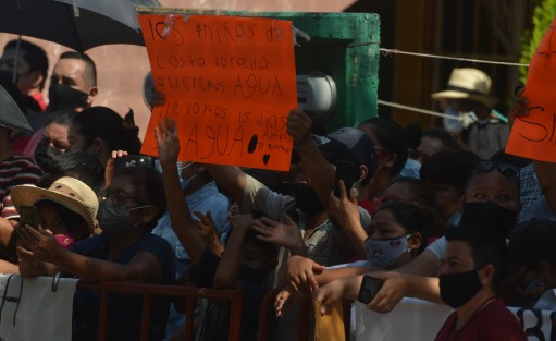Vecinos del lugar aprovecharon para hacerle saber al presidente de las carencias que se viven en estas colonias. 