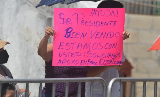 Vecinos del lugar aprovecharon para hacerle saber al presidente de las carencias que se viven en estas colonias. 