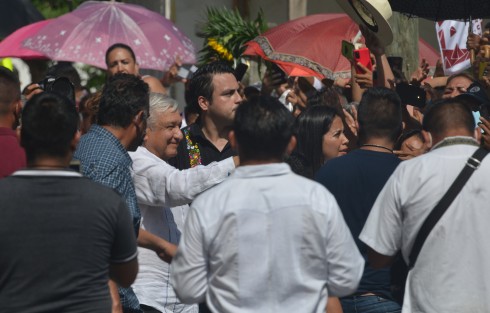 Al grito de <em>¡Fuera Yunes!</em> los colonos le mostraron su simpatía a presidente.