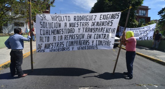 Comerciantes afiliados a la agrupación VIVE se reunieron en el puente Xallitic de la ciudad de Xalapa,  para después marchar por varias calles de la ciudad. 