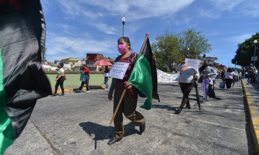 Comerciantes afiliados a la agrupación VIVE se reunieron en el puente Xallitic de la ciudad de Xalapa,  para después marchar por varias calles de la ciudad. 