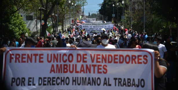 Se quejan de que el Gobierno Municipal continúa con la represión en su contra. Dijeron que su marcha llegará a la oficina de Derechos Humanos de la capital del estado. 