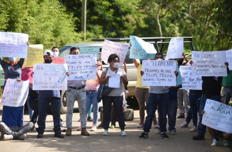 Habitantes de la colonia El Arenal se manifestaron bloqueando el acceso al relleno sanitario El Tronconal, en demanda del servicio de agua potable. Aseguran que no son paracaidistas, por lo que su reclamo de un derecho universal es legítimo.