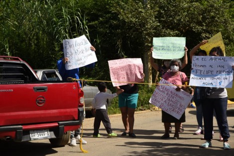 Habitantes de la colonia El Arenal se manifestaron bloqueando el acceso al relleno sanitario El Tronconal, en demanda del servicio de agua potable. Aseguran que no son paracaidistas, por lo que su reclamo de un derecho universal es legítimo.
