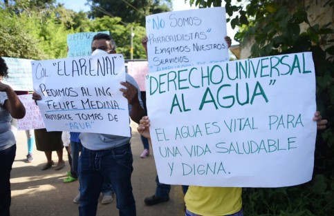 Habitantes de la colonia El Arenal se manifestaron bloqueando el acceso al relleno sanitario El Tronconal, en demanda del servicio de agua potable. Aseguran que no son paracaidistas, por lo que su reclamo de un derecho universal es legítimo.