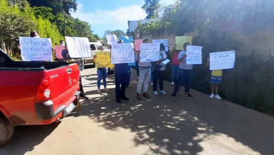 Habitantes de la colonia El Arenal se manifestaron bloqueando el acceso al relleno sanitario El Tronconal, en demanda del servicio de agua potable. Aseguran que no son paracaidistas, por lo que su reclamo de un derecho universal es legítimo. 