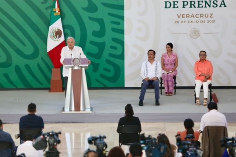 El Presidente de la República, Andrés Manuel López Obrador, dio este lunes, su conferencia de prensa mañanera desde el Puerto de Veracruz, acompañado del Gobernador Cuitláhuac García y de funcionarios federales. 