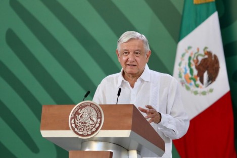 Sobre la estrategia contra COVID-19 el Presidente expresó que  en Veracruz y Oaxaca va a entrar a reforzar la vacunación la Secretaría de la Defensa y se va a vacunar con la vacuna Cansino, que es una sola dosis, a todos en los municipios pequeños para no ir de nuevo, pues ambas entidades tienen muchas comunidades.  