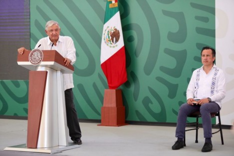 <em>Si un abogado no está conforme con ganar 100 mil pesos al mes, si le parece poco, pues puede ganar el doble o el triple en un despacho</em>, dijo López Obrador respecto al hecho de que Magistrados y Ministros ganan varias veces el sueldo del Presidente y del Gobernador. 