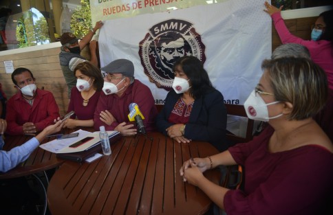 Integrantes del Sindicato del Movimiento Magisterial Veracruzano se dijeron a favor del regreso a clases presenciales cuando el semáforo esté en verde, tomando las medidas pertinentes para seguridad de docentes y alumnos; sin embargo dijeron curioso que los mismos que se niegan al regreso a clases anden paseando en vacaciones.  