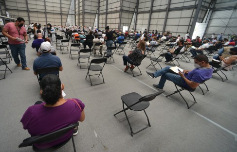 Desde ayer lunes se lleva a cabo la aplicación de la segunda dosis de la vacuna contra COVID 19, a adultos de 40 a 49 años, en la ciudad de Xalapa. Como ya se ha normalizado, el proceso se realiza con el mínimo de incidentes.