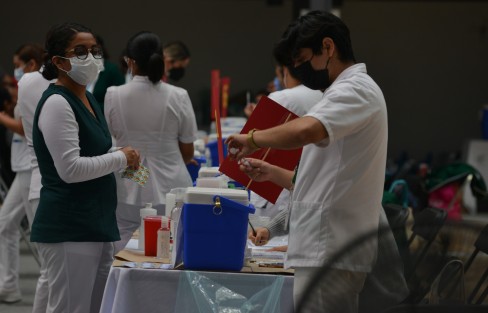 Desde ayer lunes se lleva a cabo la aplicación de la segunda dosis de la vacuna contra COVID 19, a adultos de 40 a 49 años, en la ciudad de Xalapa. Como ya se ha normalizado, el proceso se realiza con el mínimo de incidentes.