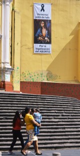 Tal como lo declaró el párroco de la Catedral de Xalapa, la fachada continúa mostrando las pintas que realizaran quienes festejaron la aprobación de la reforma de la ILE por el Congreso. En tanto, con una manta hacen sentir su opinión sobre el tema.  
