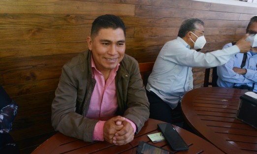 Sin uso de cubrebocas el alcalde de Zongolica, Juan Carlos Mezhua, pidió apoyo para su municipio, en el cual los casos de COVID-19 se están incrementado. Pide una ambulancia para traslado de los enfermos.  