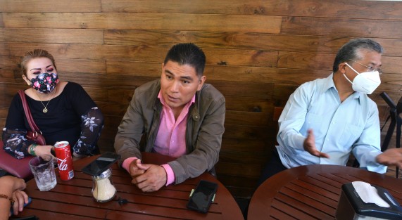 Juan Carlos Mezhua Campos también se encuentra en Xalapa en este día hábil para anunciar el Movimiento de Reconstrucción para el 2024, con que busca reunir a quienes no les tocó nada en las pasadas elecciones, incluso ex candidatos de quienes no dio nombres, pero al parecer estaba viendo.