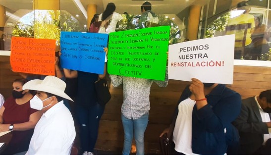 Personal despedido del Colegio de Estudios Científicos y Tecnológicos del Estado de Veracruz (Cecytev), se manifestó en el centro de Xalapa para demandar su reinstalación por despido injustificado.