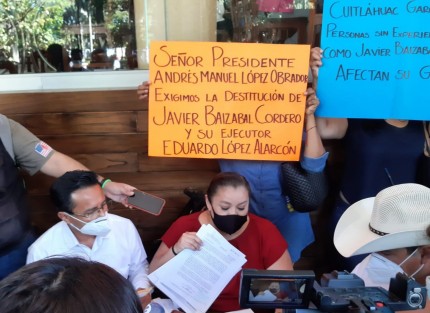Ex trabajadores del Cecytev informaron que son más de 60 los despidos, presuntamente para colocar a familiares de funcionarios, sin darles a conocer la razón de los mismos, por lo que ya interpusieron su denuncia ante la Junta de Conciliación y Arbitraje 
