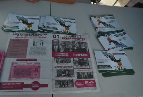 Volantes, impresos, y módulos de información se ven por varios puntos de la capital veracruzana, ante la indiferencia de la mayoría de la población. Cabe recordar que de no lograrse el 40% de participación el resultado de la consulta no tendrá valor alguno.  