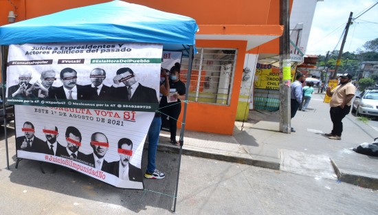 Volantes, impresos, y módulos de información se ven por varios puntos de la capital veracruzana, ante la indiferencia de la mayoría de la población. Cabe recordar que de no lograrse el 40% de participación el resultado de la consulta no tendrá valor alguno.  