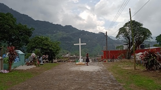 En medio de la sierra se encuentra Pueblo Viejo, una comunidad que sobrevive de las bondades de la tierra y remesas que mandan sus familiares de Estados Unidos, y es que al igual que en muchos municipios, el campo ha sido dejado de la mano de los gobiernos.