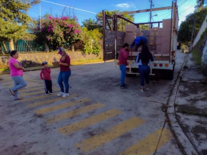 En Teocelo, Ver., con la finalidad de garantizar a niñas y niños teocelanos  una alimentación saludable y nutritiva, el Sistema DIF Municipal, con el apoyo de Servicios Generales, entregaron desayunos fríos,  en las comunidades de Monte Blanco, Independencia, El Zapote y Baxtla. 