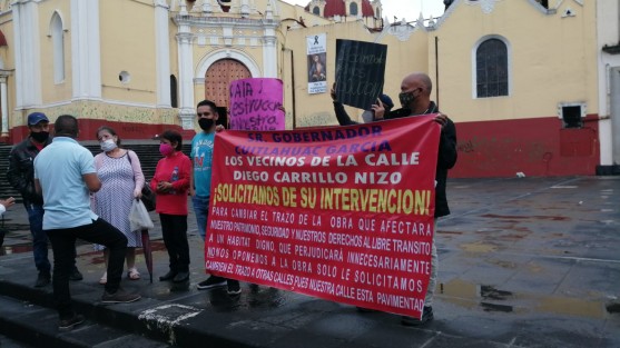 Vecinos de la calle  Diego Carrillo Nizo, de la colonia Revolución en Xalapa, se manifestaron en Plaza Lerdo para solicitar al Gobierno del Estado la modificación del trazo de un colector pluvial, pues están a gusto con su calle pavimentada, y la obra la destruiría. 