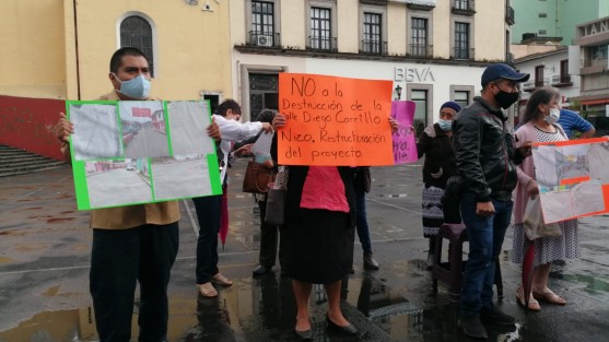 Los inconformes dijeron no oponerse a la obra, pero consideran que el trazo podría hacerse por calles no pavimentadas, pues ellos trabajaron por años por una calle pavimentada y les parece innecesario destruirla, a más de las afectaciones a la vialidad. 